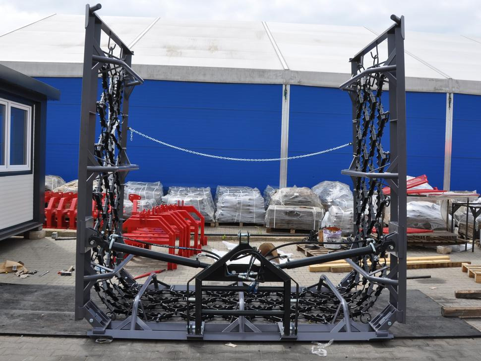 METAL-TECHNIK Wiesenegge / Heavy meadow harrow / Herse de prairie lourde / Strigliatrice pesante / Lanza de prado pesada / Тяжёлая волокуша / Włóka łąkowa ciężka 8 m - سلسلة مسلفة: صور 5 METAL-TECHNIK Wiesenegge / Heavy meadow harrow / Herse de prairie lourde / Strigliatrice pesante / Lanza de prado pesada / Тяжёлая волокуша / Włóka łąkowa ciężka 8 m - سلسلة مسلفة: صور 5