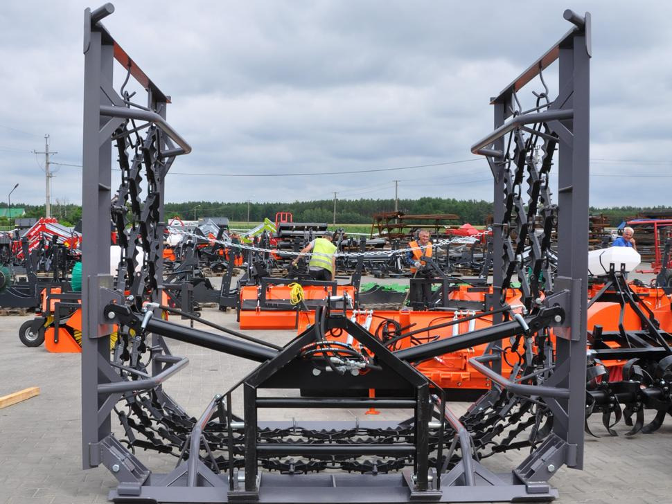 METAL-TECHNIK Wiesenegge / Meadow harrow / Herse de prairie / Strigliatrice / Полевая волокуша / Włóka łąkowa 8 m - سلسلة مسلفة: صور 2 METAL-TECHNIK Wiesenegge / Meadow harrow / Herse de prairie / Strigliatrice / Полевая волокуша / Włóka łąkowa 8 m - سلسلة مسلفة: صور 2