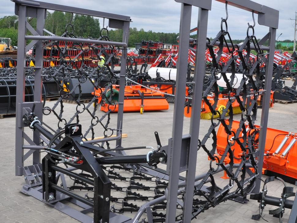 METAL-TECHNIK Wiesenegge / Meadow harrow / Herse de prairie / Strigliatrice / Полевая волокуша / Włóka łąkowa 8 m - سلسلة مسلفة: صور 3 METAL-TECHNIK Wiesenegge / Meadow harrow / Herse de prairie / Strigliatrice / Полевая волокуша / Włóka łąkowa 8 m - سلسلة مسلفة: صور 3