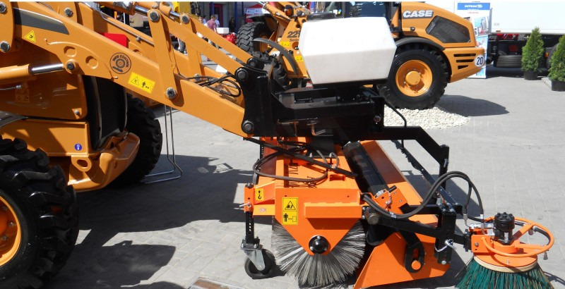 PRONAR Kehrmaschine / Sweeper / Balayeuse / Barredora / Spazzatrice / Подметальная машина / Zamiatarka 1,6 m - مكنسة - الآلات والماكينات الزراعية: صور 1 PRONAR Kehrmaschine / Sweeper / Balayeuse / Barredora / Spazzatrice / Подметальная машина / Zamiatarka 1,6 m - مكنسة - الآلات والماكينات الزراعية: صور 1