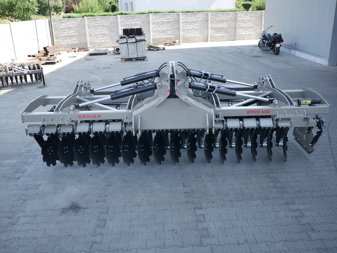 ROLEX Hydraulische Scheibenegge / Hydraulic discs harrow / Dechaumeur à disques / Erpice a dischi / Гидравлическая дисковая борона тяжёлая / Brona talerzowa hydraulicznie składana ciężka 4 m - قرص مسلفة: صور 3 ROLEX Hydraulische Scheibenegge / Hydraulic discs harrow / Dechaumeur à disques / Erpice a dischi / Гидравлическая дисковая борона тяжёлая / Brona talerzowa hydraulicznie składana ciężka 4 m - قرص مسلفة: صور 3