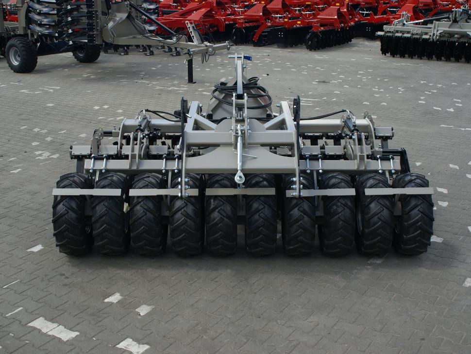 قرص مسلفة جديد ROLEX Scheibenegge /  Disc harrow with hydropack and tire roller / Dechaumeur à disques / Erpice a dischi / Дисковая борона с гидропаком и колёсным катком / Agregat talerzowy uprawowy z hydropackiem i: صور 14 قرص مسلفة جديد ROLEX Scheibenegge /  Disc harrow with hydropack and tire roller / Dechaumeur à disques / Erpice a dischi / Дисковая борона с гидропаком и колёсным катком / Agregat talerzowy uprawowy z hydropackiem i: صور 14