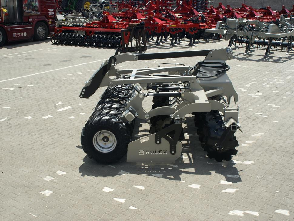 قرص مسلفة جديد ROLEX Scheibenegge /  Disc harrow with hydropack and tire roller / Dechaumeur à disques / Erpice a dischi / Дисковая борона с гидропаком и колёсным катком / Agregat talerzowy uprawowy z hydropackiem i: صور 9 قرص مسلفة جديد ROLEX Scheibenegge /  Disc harrow with hydropack and tire roller / Dechaumeur à disques / Erpice a dischi / Дисковая борона с гидропаком и колёсным катком / Agregat talerzowy uprawowy z hydropackiem i: صور 9