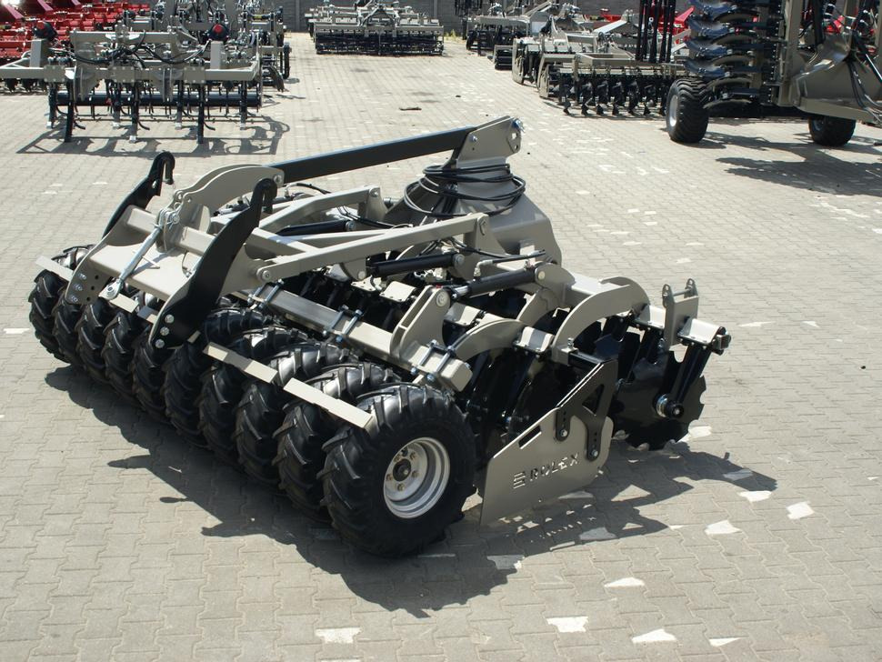 قرص مسلفة جديد ROLEX Scheibenegge /  Disc harrow with hydropack and tire roller / Dechaumeur à disques / Erpice a dischi / Дисковая борона с гидропаком и колёсным катком / Agregat talerzowy uprawowy z hydropackiem i: صور 11 قرص مسلفة جديد ROLEX Scheibenegge /  Disc harrow with hydropack and tire roller / Dechaumeur à disques / Erpice a dischi / Дисковая борона с гидропаком и колёсным катком / Agregat talerzowy uprawowy z hydropackiem i: صور 11