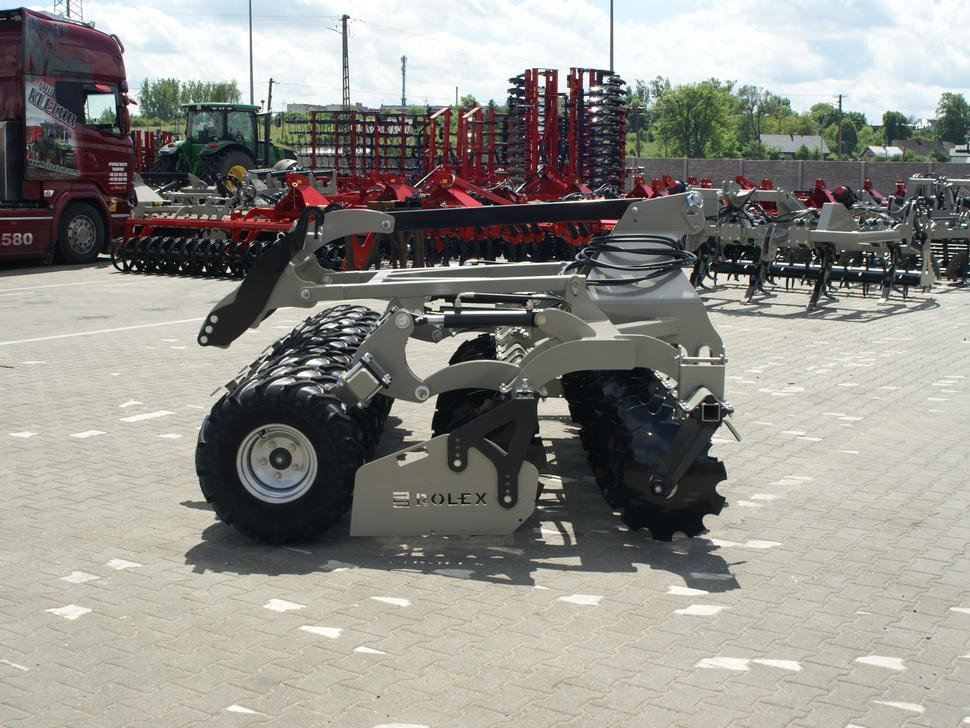 قرص مسلفة جديد ROLEX Scheibenegge /  Disc harrow with hydropack and tire roller / Dechaumeur à disques / Erpice a dischi / Дисковая борона с гидропаком и колёсным катком / Agregat talerzowy uprawowy z hydropackiem i: صور 8 قرص مسلفة جديد ROLEX Scheibenegge /  Disc harrow with hydropack and tire roller / Dechaumeur à disques / Erpice a dischi / Дисковая борона с гидропаком и колёсным катком / Agregat talerzowy uprawowy z hydropackiem i: صور 8
