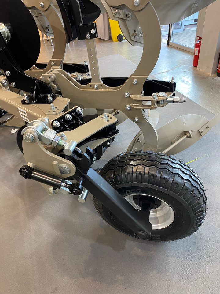 محراث جديد ROLEX Volldrehpflug / Rotary plough / Charrue réversible / Aratro reversibile / Оборотный плуг / Pług obrotowy 3+1: صور 8 محراث جديد ROLEX Volldrehpflug / Rotary plough / Charrue réversible / Aratro reversibile / Оборотный плуг / Pług obrotowy 3+1: صور 8