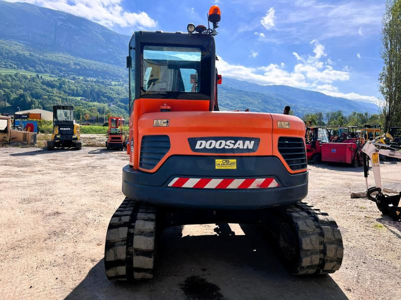 Doosan DX85R-3 PELLE A CHENILLES 8,5T PELLE A CHENILLES 8,5T - حفارات زحافة: صور 4 Doosan DX85R-3 PELLE A CHENILLES 8,5T PELLE A CHENILLES 8,5T - حفارات زحافة: صور 4