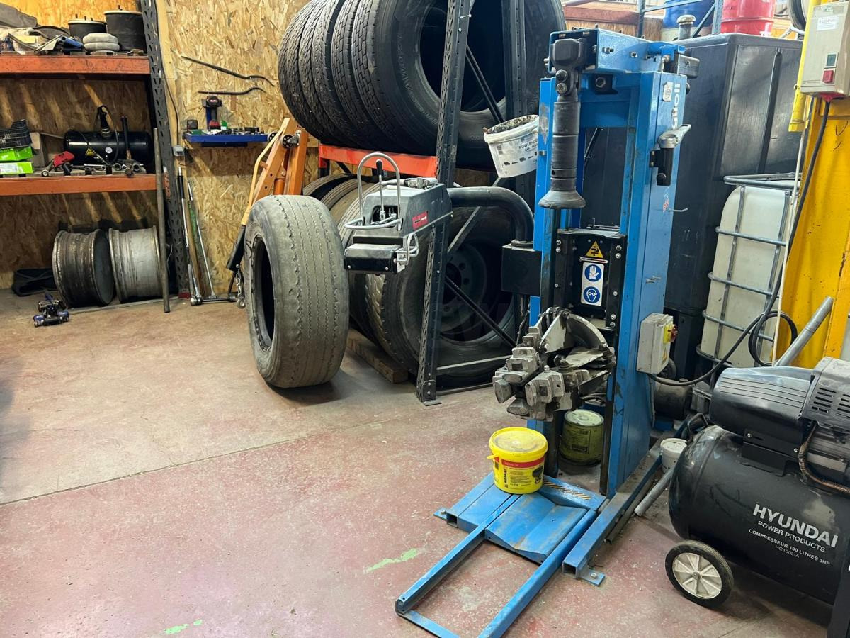 Ravaglioli Démonte pneus GRS926 - معدات الورش: صور 3 Ravaglioli Démonte pneus GRS926 - معدات الورش: صور 3