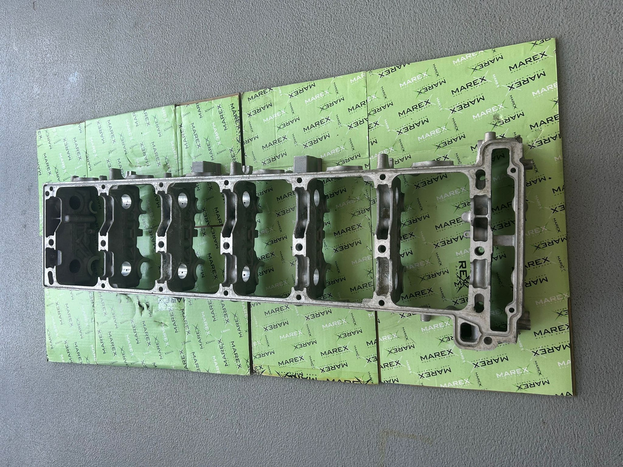 MERCEDES-BENZ ROCKER HOUSING-OM471-A4710512202 - قطع الغيار: صور 1 MERCEDES-BENZ ROCKER HOUSING-OM471-A4710512202 - قطع الغيار: صور 1