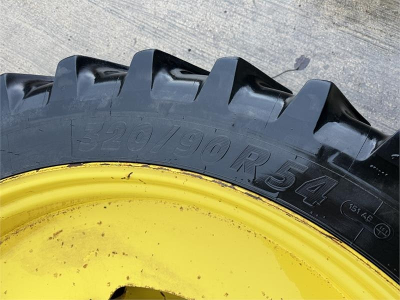 John Deere 320 Row Crop Wheels and Tyres - الآلات والماكينات الزراعية: صور 5 John Deere 320 Row Crop Wheels and Tyres - الآلات والماكينات الزراعية: صور 5