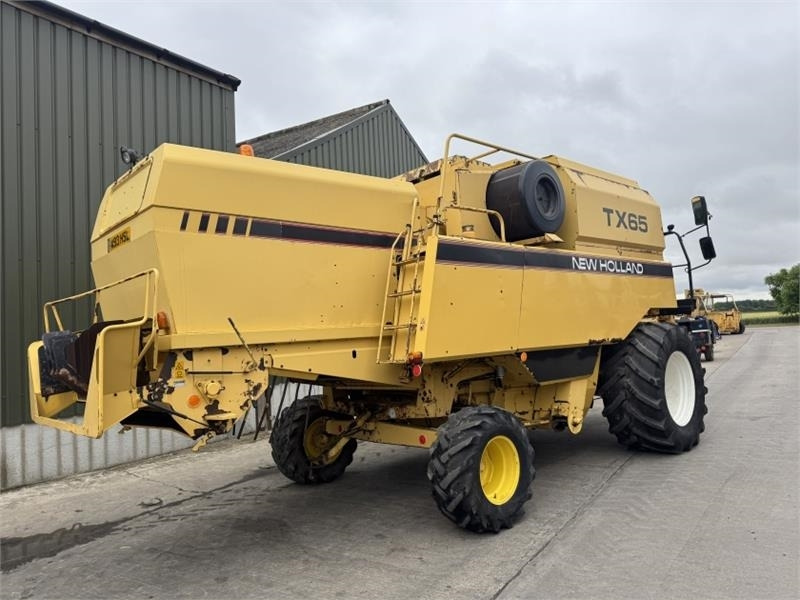 New Holland TX65 c/w 17ft Header - معدات آلة حصاد: صور 4 New Holland TX65 c/w 17ft Header - معدات آلة حصاد: صور 4
