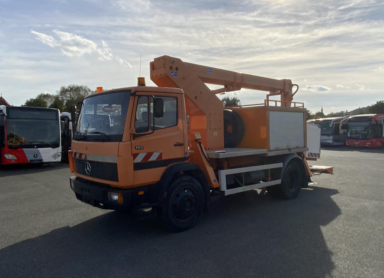 Mercedes-Benz 1117 - مصاعد الازدهار محمولة على شاحنة: صور 2 Mercedes-Benz 1117 - مصاعد الازدهار محمولة على شاحنة: صور 2
