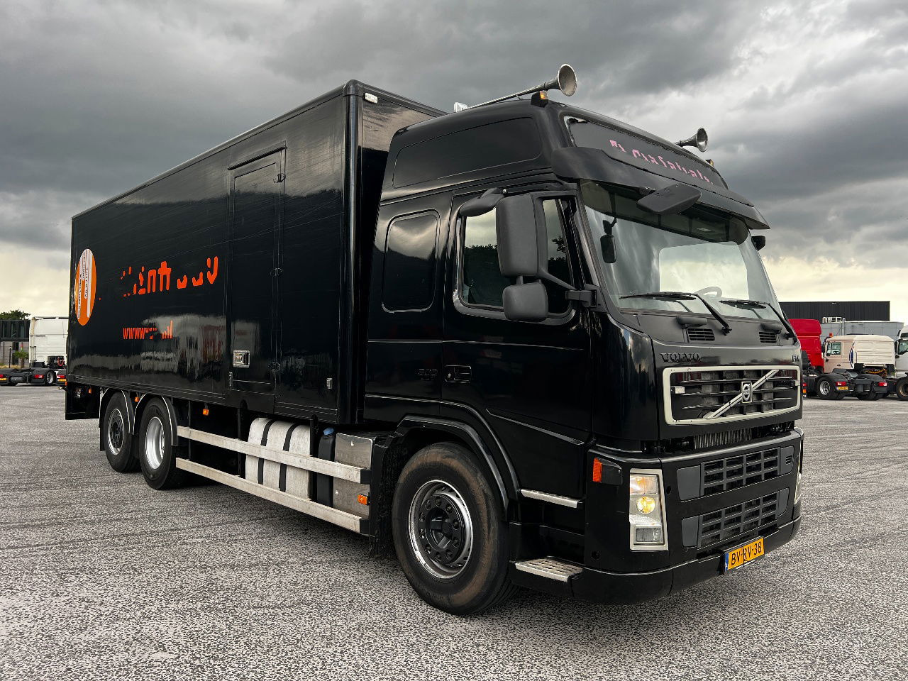 Volvo FM 9.300 Globe 6x2, Euro 5 - بصندوق مغلق شاحنة: صور 2 Volvo FM 9.300 Globe 6x2, Euro 5 - بصندوق مغلق شاحنة: صور 2
