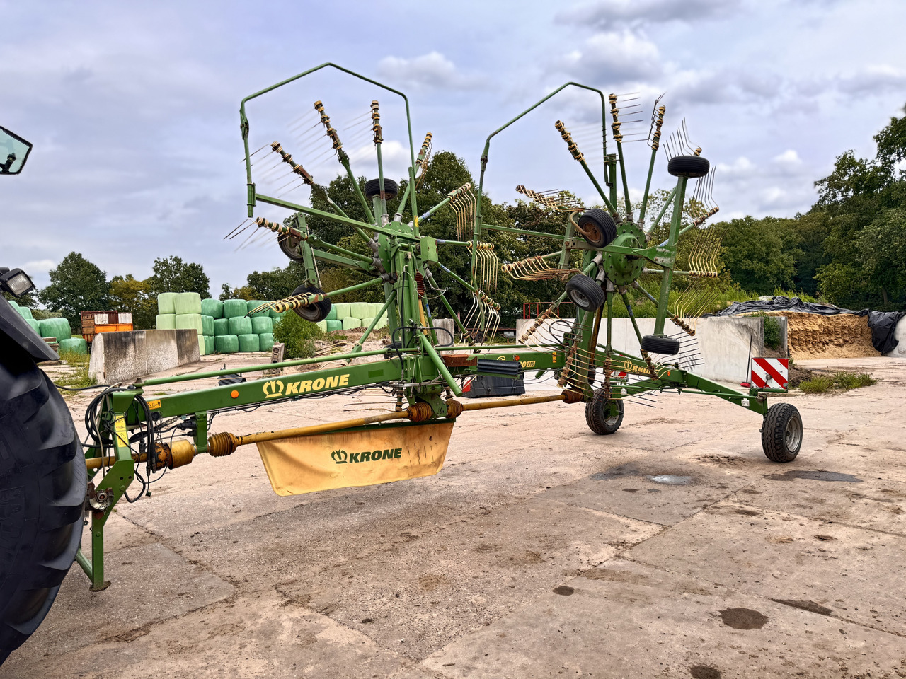 KRONE Swadro 810 - لمّامَة القش: صور 1 KRONE Swadro 810 - لمّامَة القش: صور 1