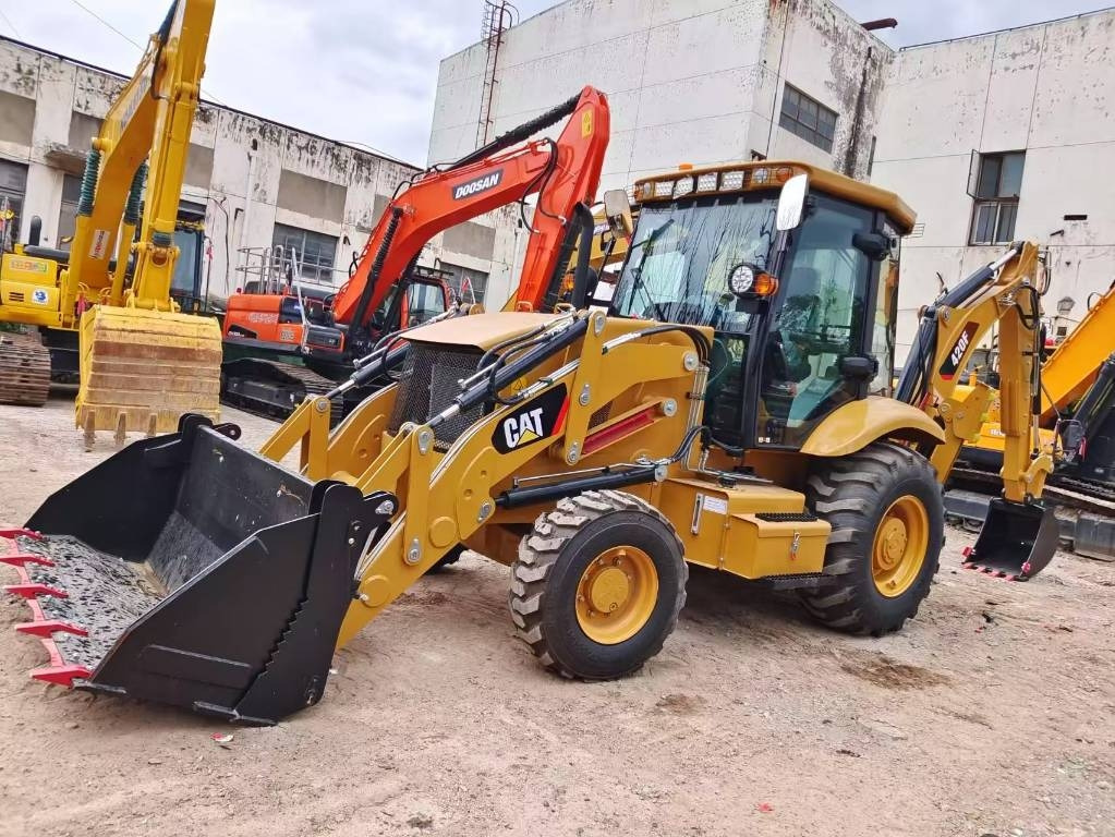CAT 420 F BRAND NEW MACHINE - حفار متعدد الاستخدام: صور 1 CAT 420 F BRAND NEW MACHINE - حفار متعدد الاستخدام: صور 1