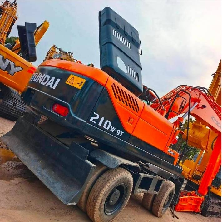 Hyundai 210 W-9 - حفارة على عجلات: صور 1 Hyundai 210 W-9 - حفارة على عجلات: صور 1