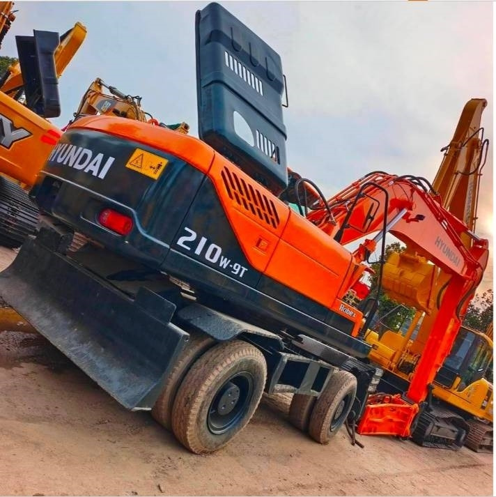 Hyundai 210 W-9 - حفارة على عجلات: صور 3 Hyundai 210 W-9 - حفارة على عجلات: صور 3