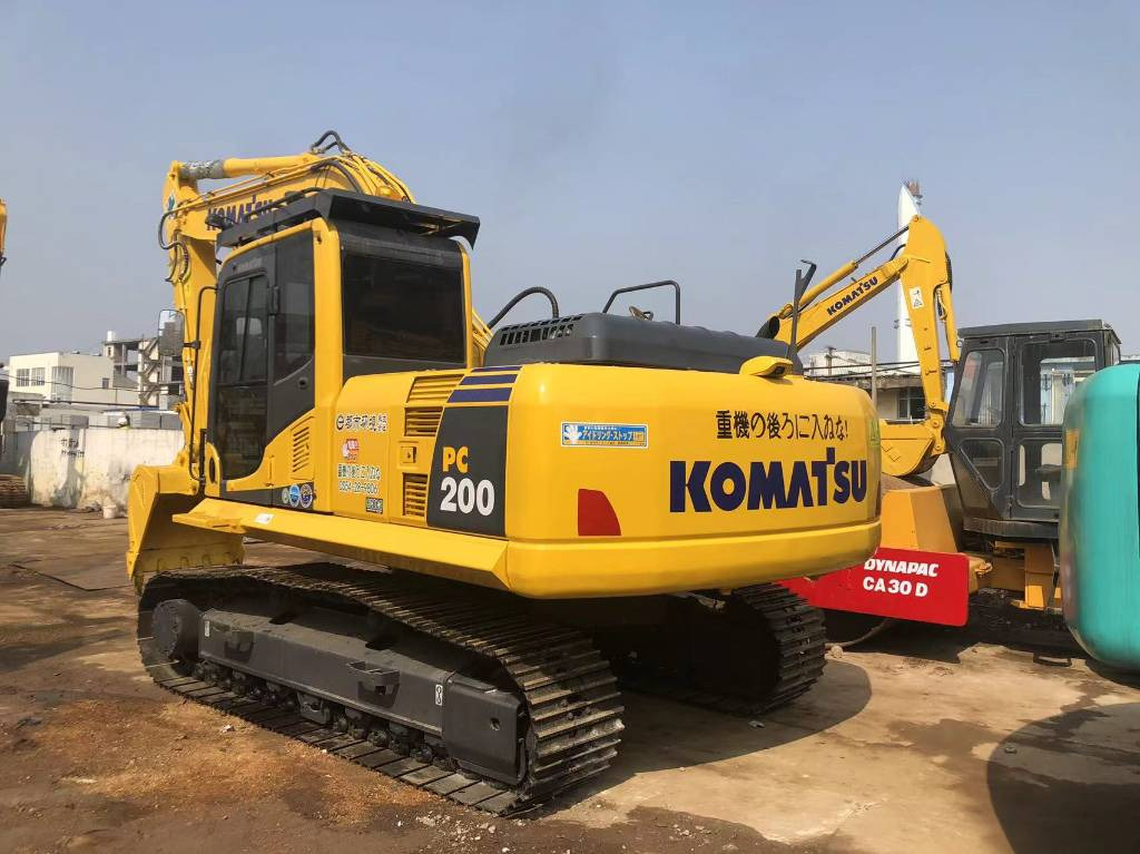 Komatsu PC 220-8 - حفارات زحافة: صور 1 Komatsu PC 220-8 - حفارات زحافة: صور 1