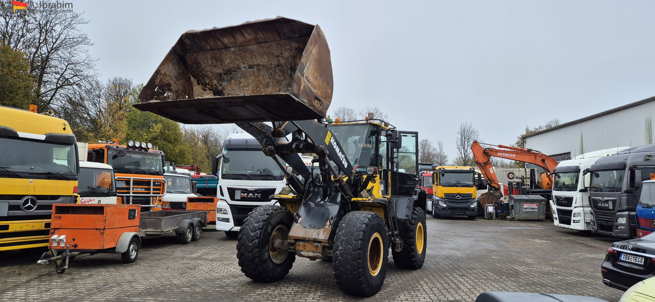 Komatsu WA 250 Zustand technisch ok, optisch 3-4 Unterlagen vorhanden - اللودر بعجل: صور 1 Komatsu WA 250 Zustand technisch ok, optisch 3-4 Unterlagen vorhanden - اللودر بعجل: صور 1