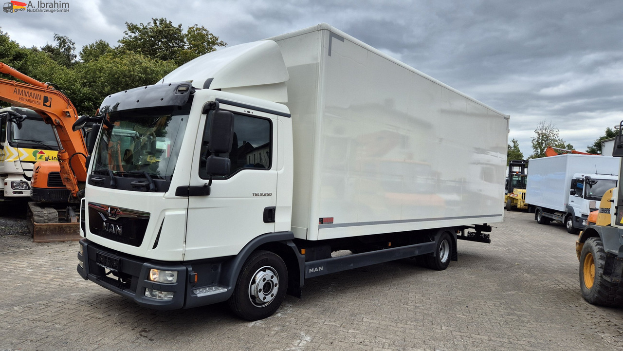MAN 8.250 7,30 m Koffer, Navi, Topzustand - الشاحنات الصغيرة صندوق مغلق: صور 1 MAN 8.250 7,30 m Koffer, Navi, Topzustand - الشاحنات الصغيرة صندوق مغلق: صور 1