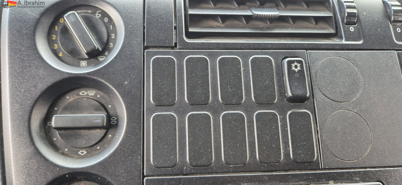 Mercedes-Benz 823 LBW | Radstand 4900 mm | 7.2 m Pritsche Klima | 3 Pedals - الشاحنات الصغيرة ستائر: صور 2 Mercedes-Benz 823 LBW | Radstand 4900 mm | 7.2 m Pritsche Klima | 3 Pedals - الشاحنات الصغيرة ستائر: صور 2