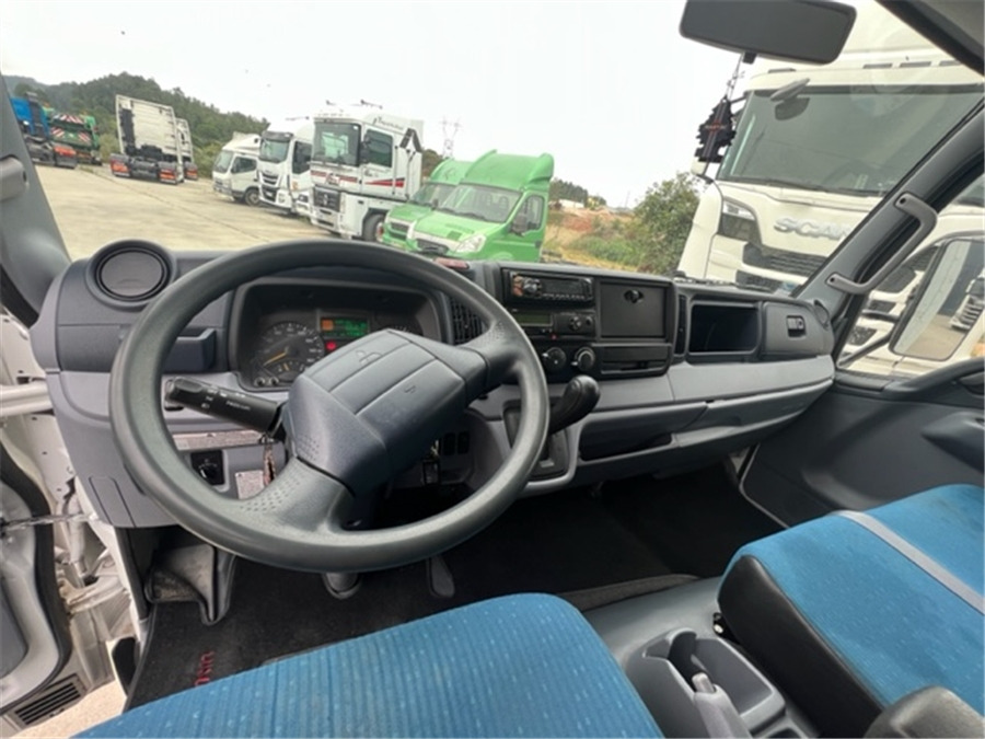 Interior photo 1: تأجير Mitsubishi 7C18 Mitsubishi 7C18