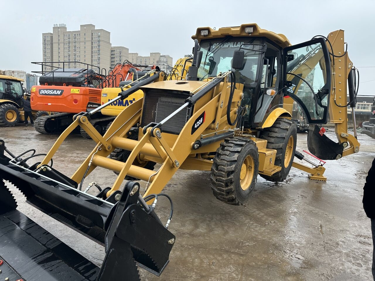 Caterpillar 420F - حفار متعدد الاستخدام: صور 3 Caterpillar 420F - حفار متعدد الاستخدام: صور 3