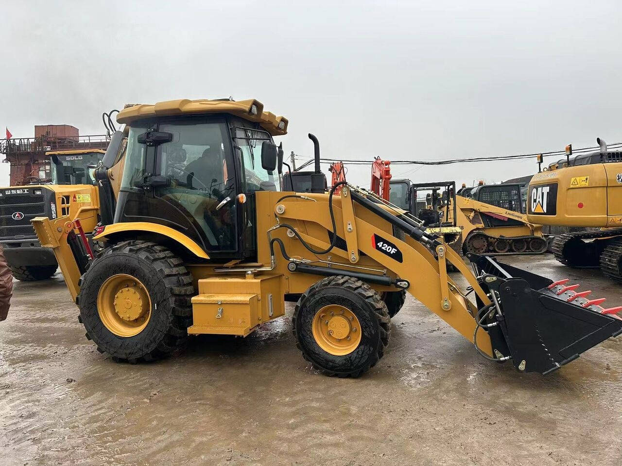 Caterpillar 420F - حفار متعدد الاستخدام: صور 5 Caterpillar 420F - حفار متعدد الاستخدام: صور 5