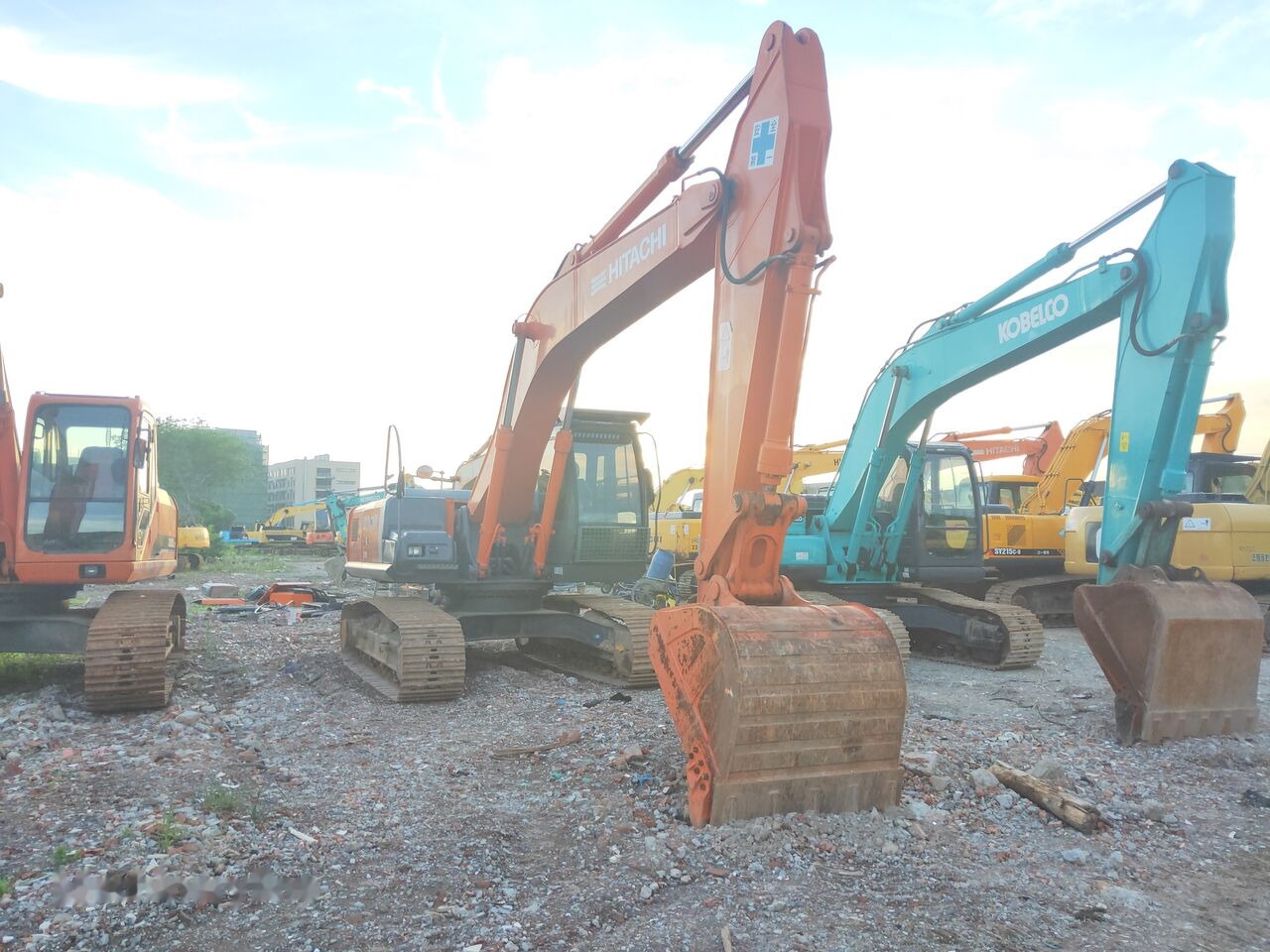 Hitachi ZX210 - حفارات زحافة: صور 4 Hitachi ZX210 - حفارات زحافة: صور 4