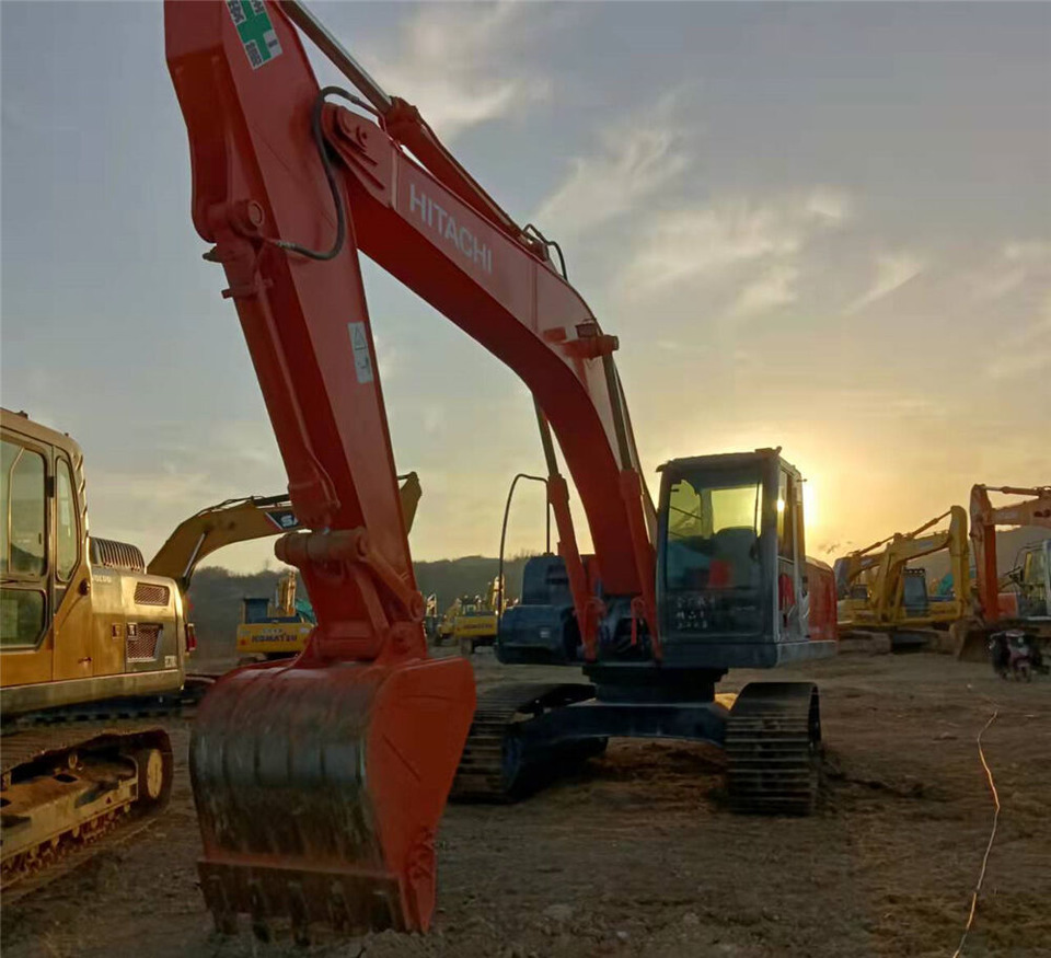 Hitachi ZX210 - حفارات زحافة: صور 1 Hitachi ZX210 - حفارات زحافة: صور 1