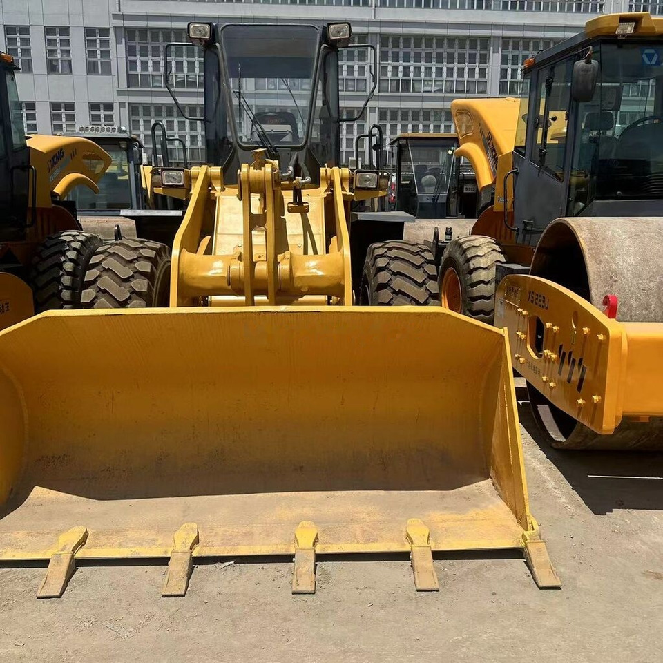 Komatsu WA320 - اللودر بعجل: صور 1 Komatsu WA320 - اللودر بعجل: صور 1