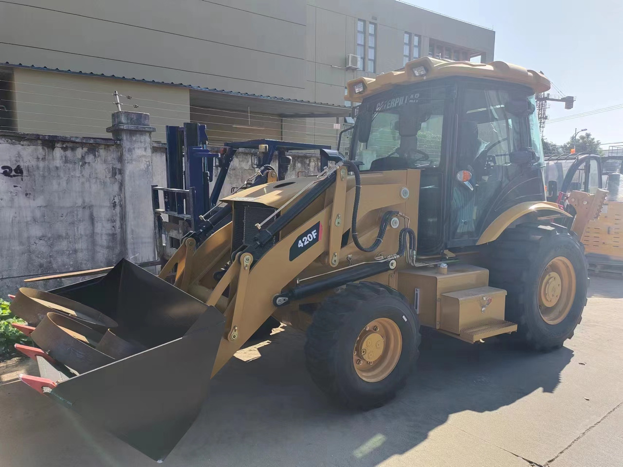 CATERPILLAR 420F - حفار متعدد الاستخدام: صور 3 CATERPILLAR 420F - حفار متعدد الاستخدام: صور 3