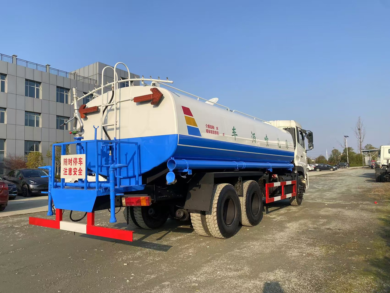 DONGFENG 20000L water truck Sprinkler - شاحنة صهريج: صور 2 DONGFENG 20000L water truck Sprinkler - شاحنة صهريج: صور 2