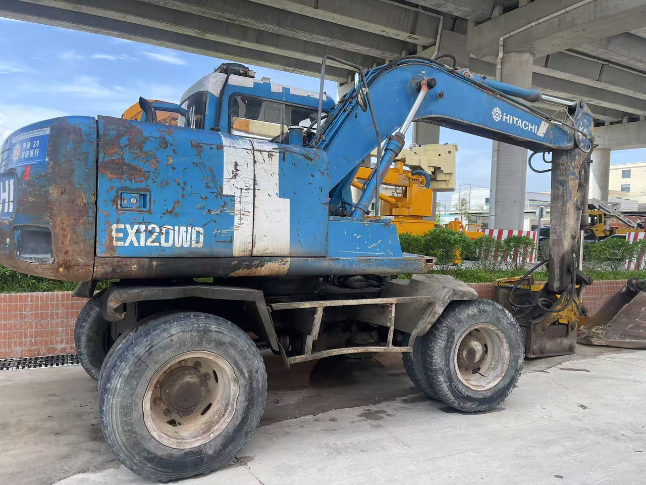 HITACHI EX100WD-2 - حفارة على عجلات: صور 2 HITACHI EX100WD-2 - حفارة على عجلات: صور 2