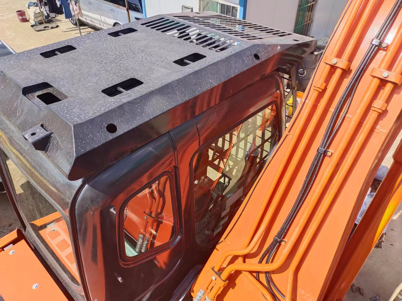 HITACHI ZX200 - حفارات زحافة: صور 5 HITACHI ZX200 - حفارات زحافة: صور 5