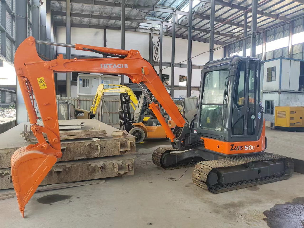 HITACHI ZX50U - حفارة مصغرة: صور 1 HITACHI ZX50U - حفارة مصغرة: صور 1