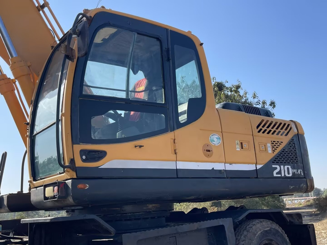 HYUNDAI 210W-9 - حفارة على عجلات: صور 4 HYUNDAI 210W-9 - حفارة على عجلات: صور 4