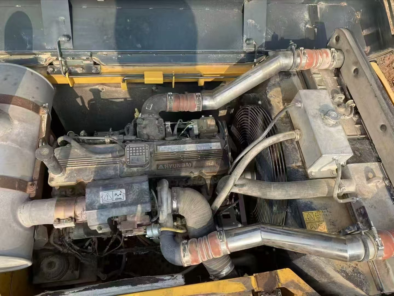 HYUNDAI R350 VS original - حفارات زحافة: صور 4 HYUNDAI R350 VS original - حفارات زحافة: صور 4