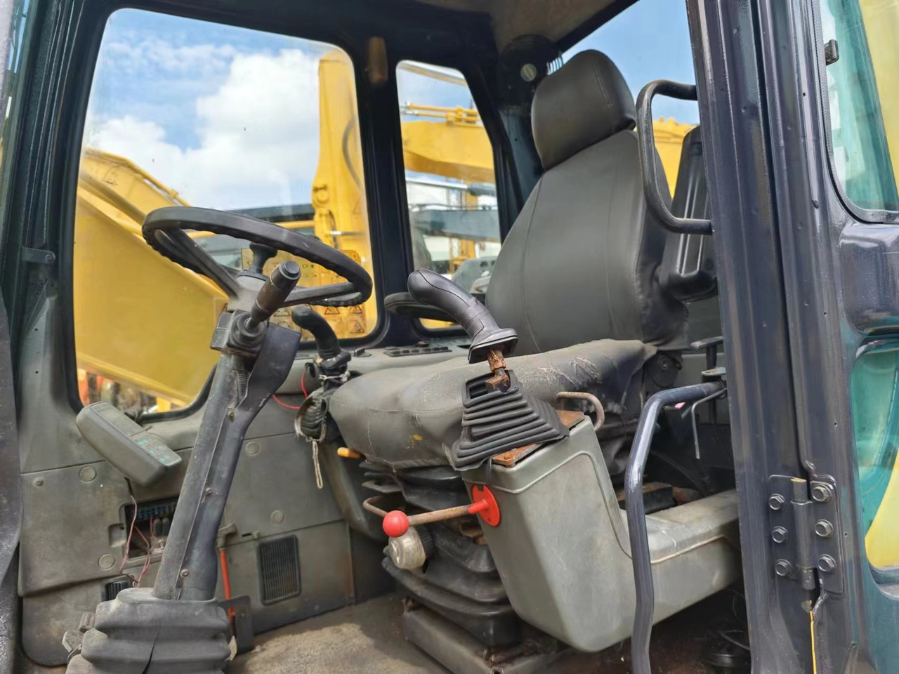 KOMATSU PC130 - حفارة على عجلات: صور 4 KOMATSU PC130 - حفارة على عجلات: صور 4