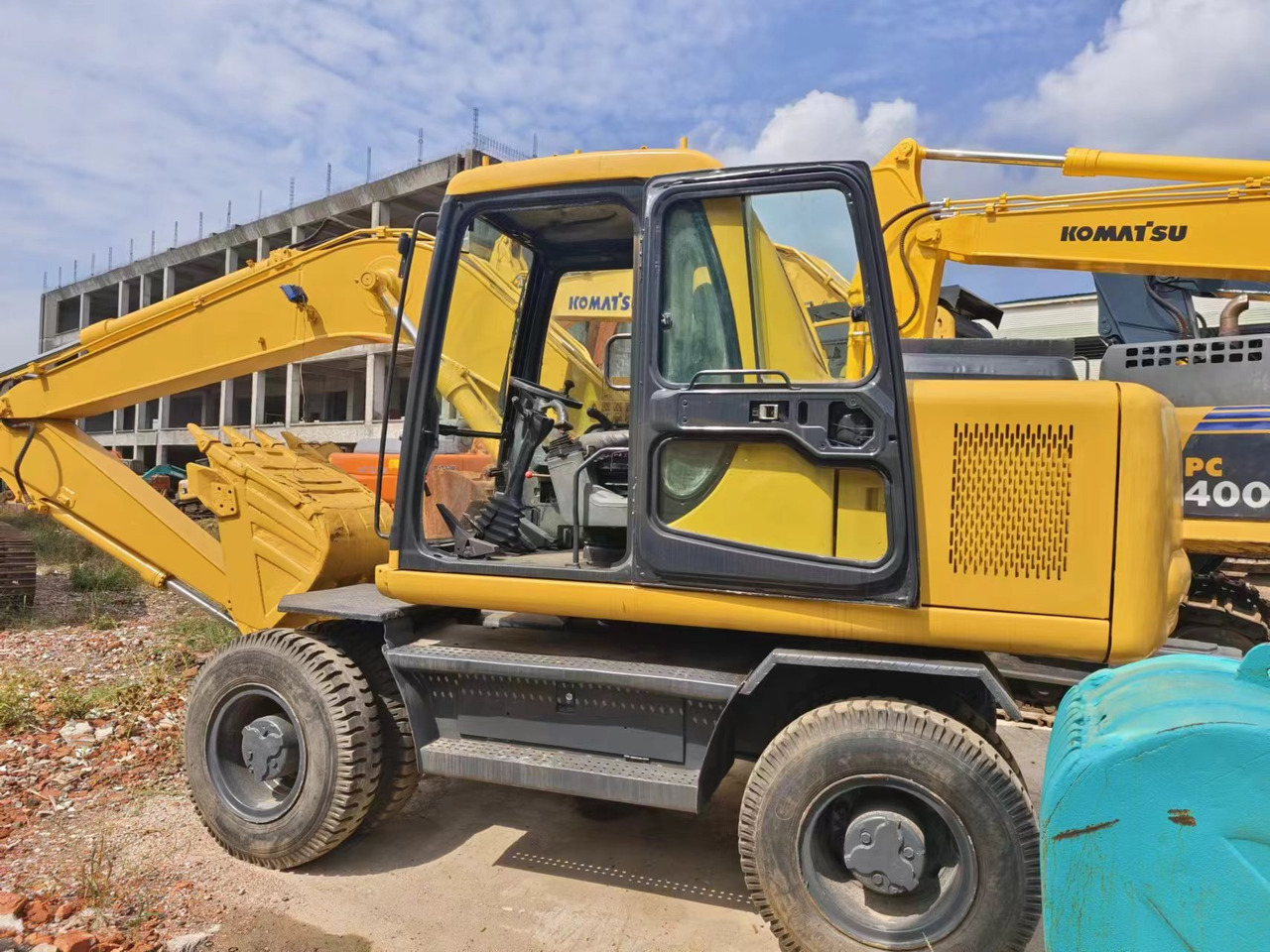 KOMATSU PC130 - حفارة على عجلات: صور 1 KOMATSU PC130 - حفارة على عجلات: صور 1