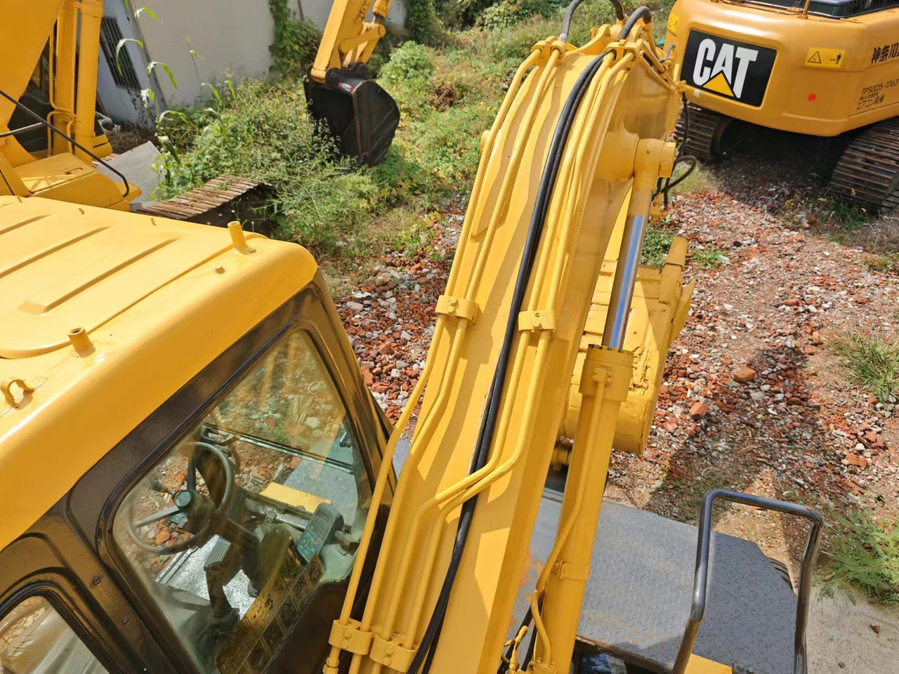 KOMATSU PC130 - حفارة على عجلات: صور 3 KOMATSU PC130 - حفارة على عجلات: صور 3