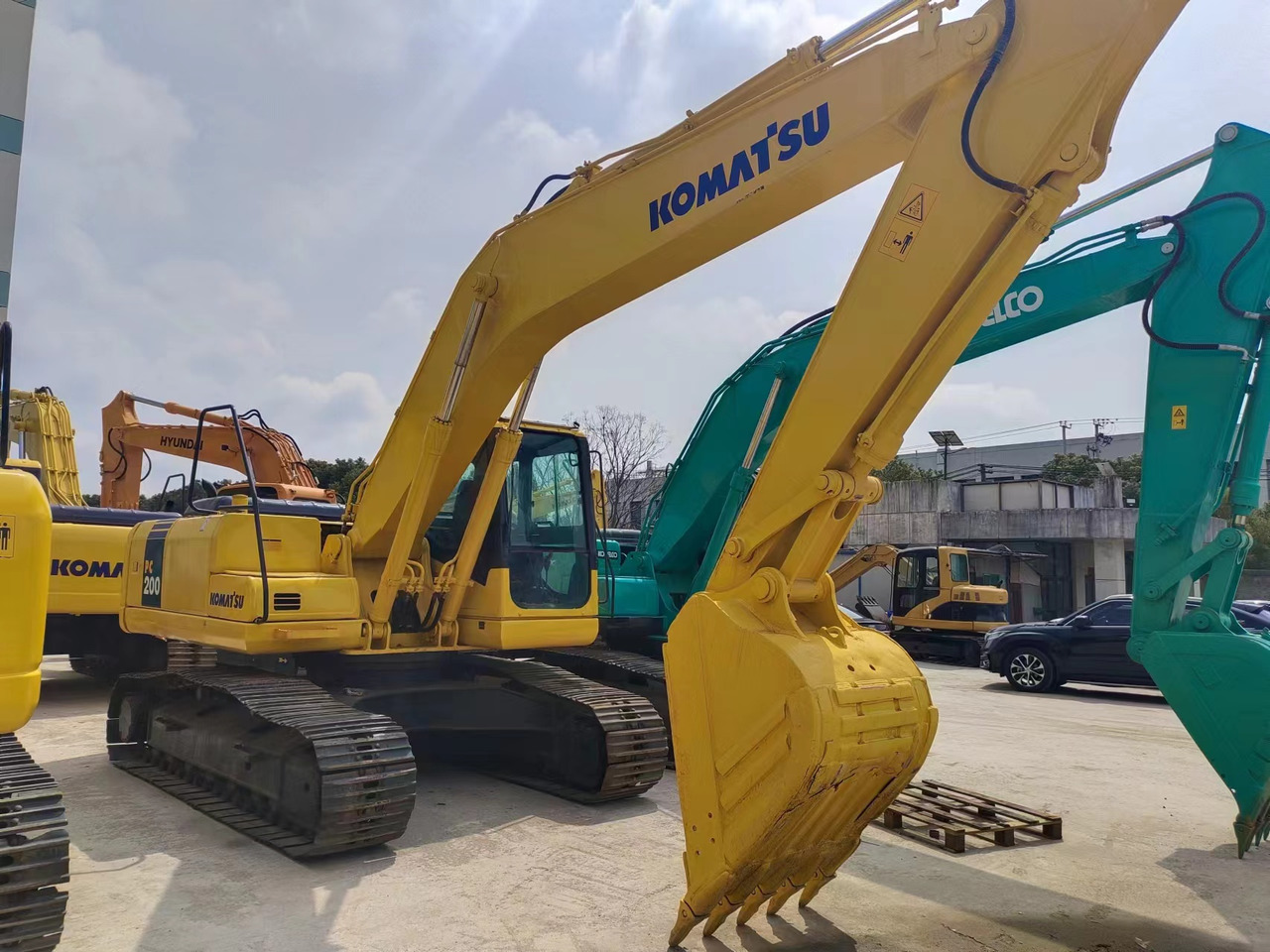 KOMATSU PC200-7 - حفارات زحافة: صور 1 KOMATSU PC200-7 - حفارات زحافة: صور 1