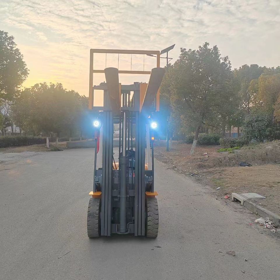 TCM FD30 diesel ISUZU engine forklift from Japan - رافعة شوكية ديزل: صور 4 TCM FD30 diesel ISUZU engine forklift from Japan - رافعة شوكية ديزل: صور 4