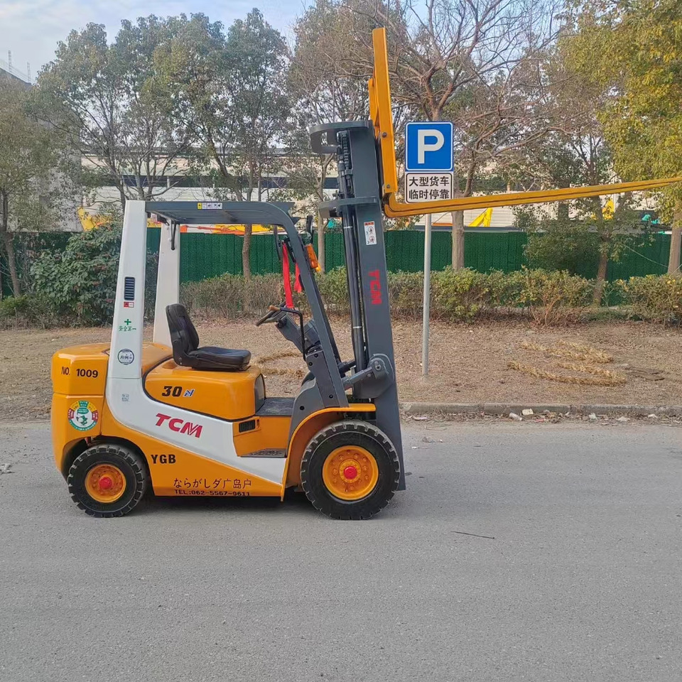 TCM FD30 diesel ISUZU engine forklift from Japan - رافعة شوكية ديزل: صور 1 TCM FD30 diesel ISUZU engine forklift from Japan - رافعة شوكية ديزل: صور 1