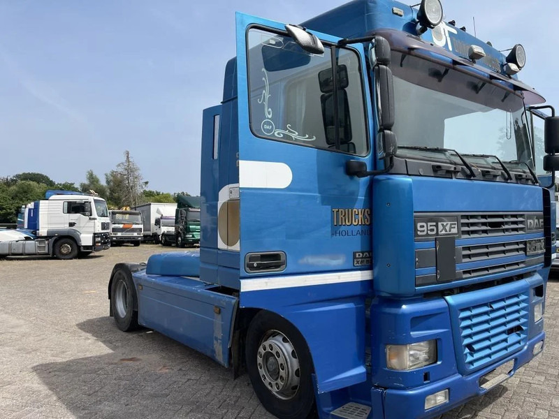 DAF XF 95.530 Tractor unit - شاحنة جرار: صور 1 DAF XF 95.530 Tractor unit - شاحنة جرار: صور 1