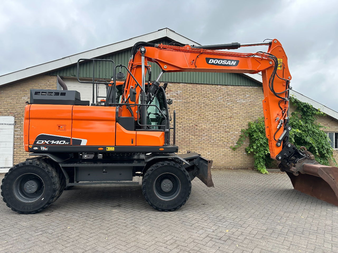 Doosan DX140W-5 - حفارة على عجلات: صور 5 Doosan DX140W-5 - حفارة على عجلات: صور 5