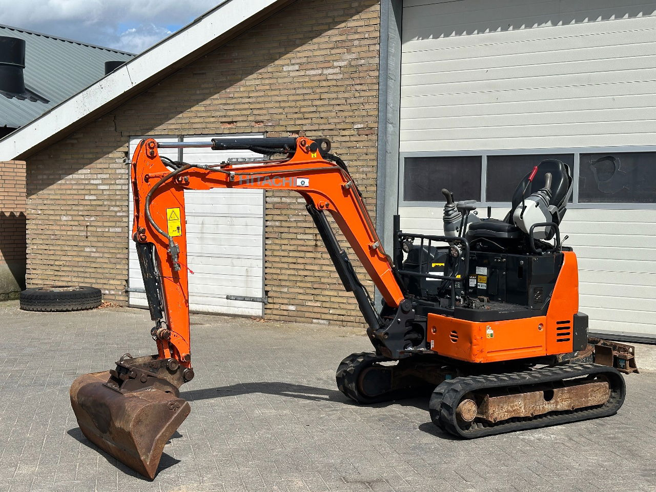 Hitachi ZX19U-6 YR - حفارة مصغرة: صور 1 Hitachi ZX19U-6 YR - حفارة مصغرة: صور 1
