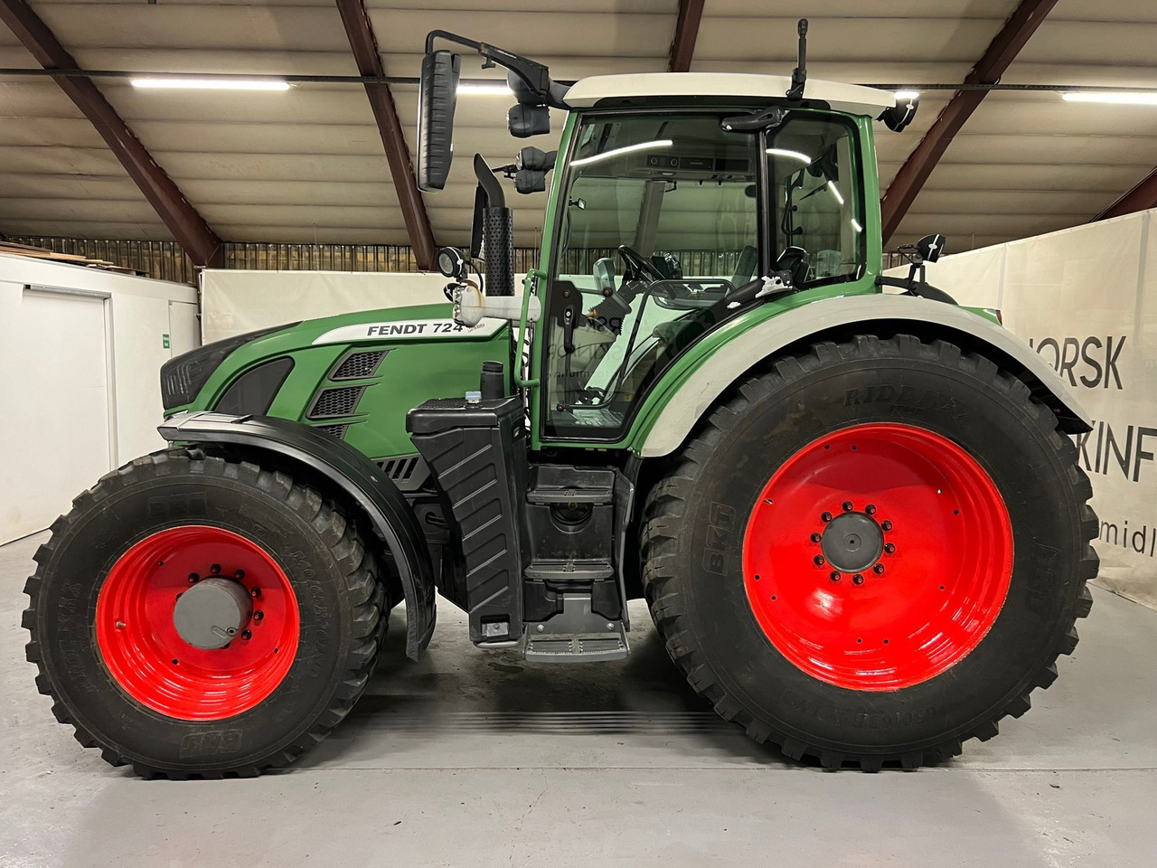 Fendt 724 Vario - جرار: صور 1 Fendt 724 Vario - جرار: صور 1