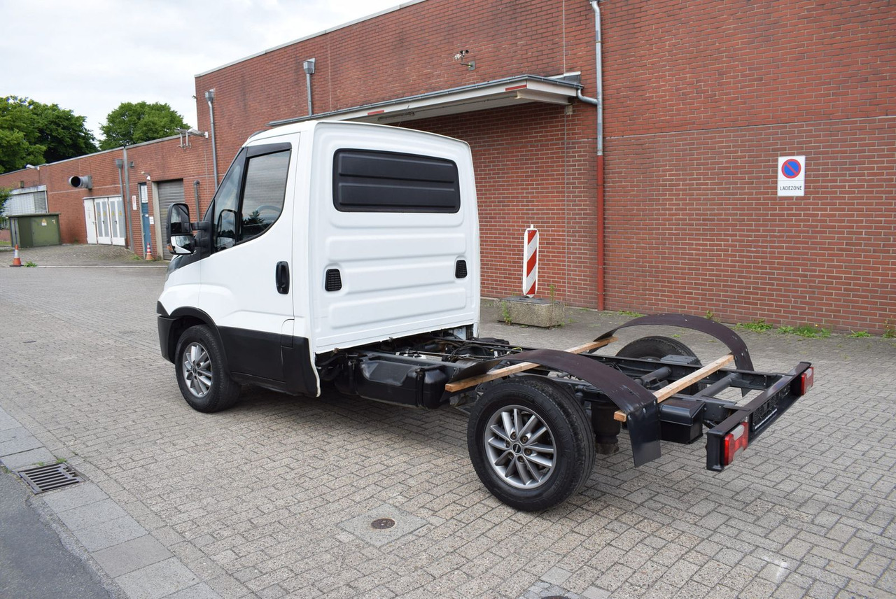Iveco Daily 35 S21 3,0 Automatik Luftfederung Tempomat - الشاسيه شاحنة: صور 4 Iveco Daily 35 S21 3,0 Automatik Luftfederung Tempomat - الشاسيه شاحنة: صور 4