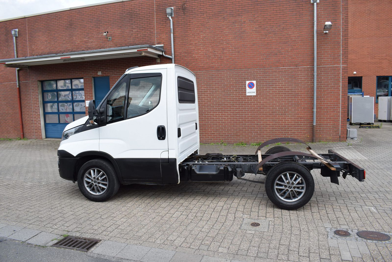 Iveco Daily 35 S21 3,0 Automatik Luftfederung Tempomat - الشاسيه شاحنة: صور 3 Iveco Daily 35 S21 3,0 Automatik Luftfederung Tempomat - الشاسيه شاحنة: صور 3